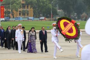 出席越南第十四届国会第十一次会议代表入陵瞻仰胡志明主席遗容