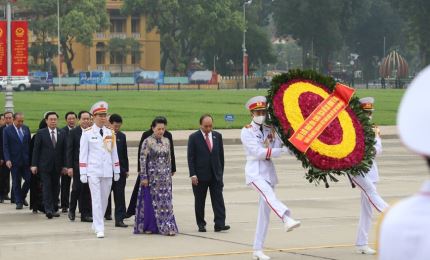 出席越南第十四届国会第十一次会议代表入陵瞻仰胡志明主席遗容