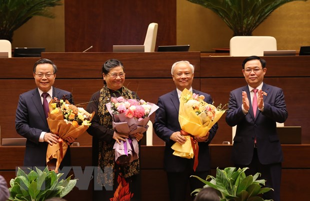 国会主席王廷惠（右一）向三位前任国会副主席赠送鲜花（图源：越通社）