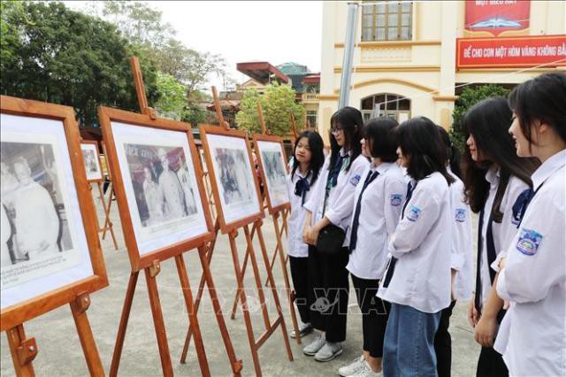 宁平省学生们参观图片展（图：越通社）