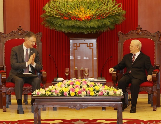 越共中央总书记阮富仲（右）会见美国驻越大使克里滕布林克（图：越通社）