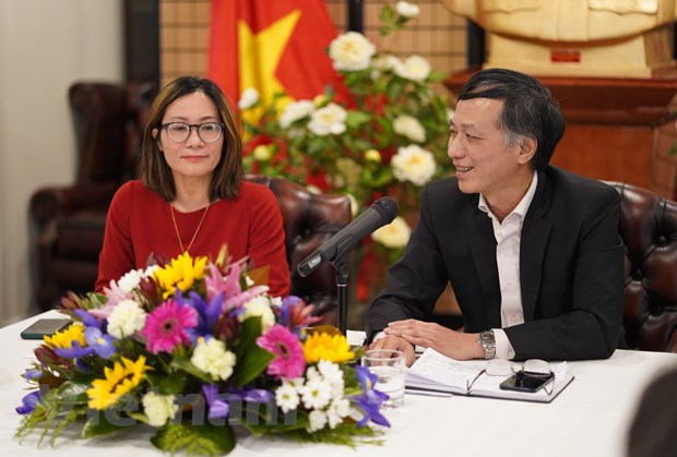 越南驻澳大利亚大使阮必成（右）（图源：越通社）