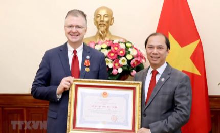 ​ 越南向美国驻越大使丹尼尔•克里滕布林克授予“友谊勋章”