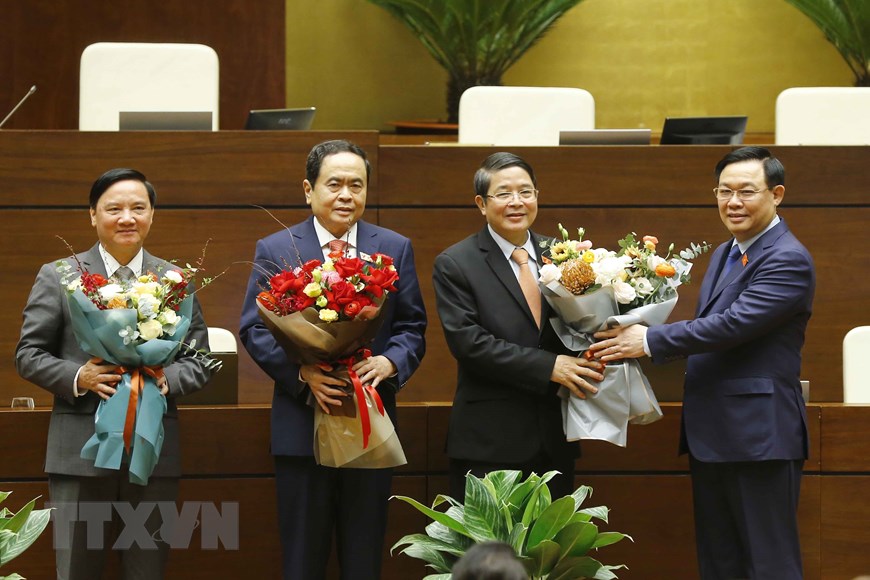 国会主席王廷惠（右一）向三位新任国会副主席赠送鲜花（图源：越通社）