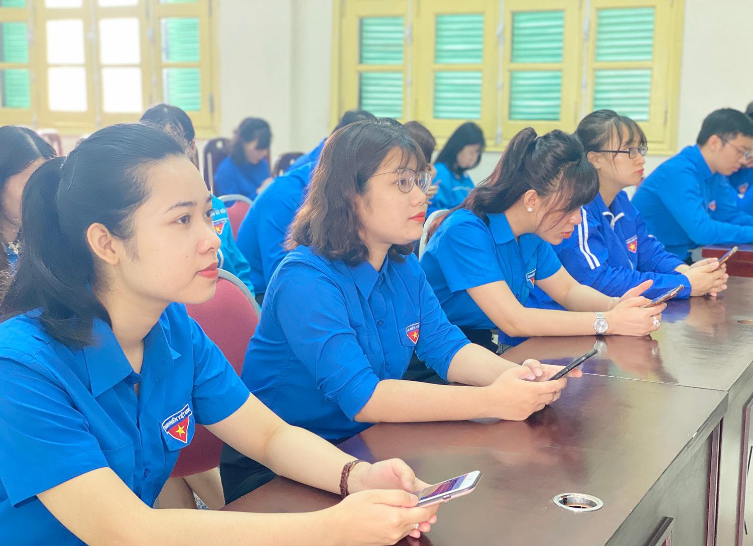 首都青年、团员参加“越共十三大决议与越共河内市第十七次代表大会决议”在线知识竞赛（图源：前锋报）