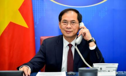 越南外交部长裴青山与波兰外交部长兹比格涅夫•劳互通电话