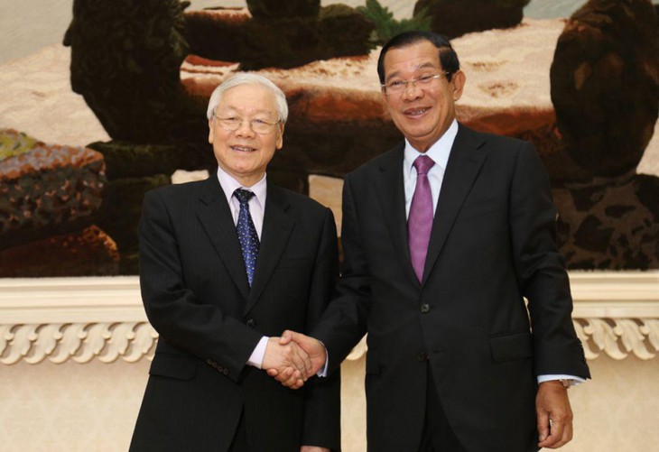 柬埔寨人民党主席洪森与越共中央总书记阮富仲（左）