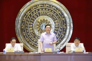 国会主席王廷惠与国会文化、教育和青少年儿童委员会常委会举行工作会议