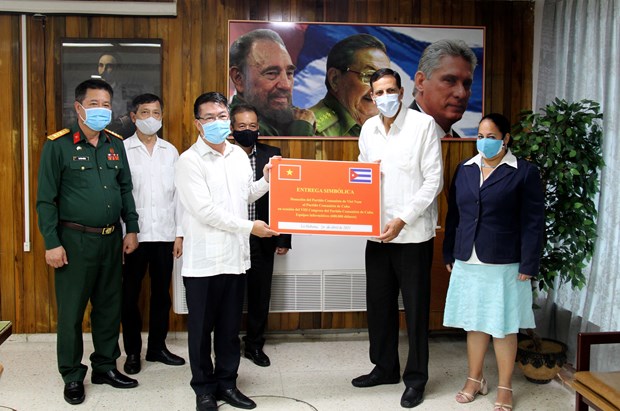 越南驻古巴大使黎青松向古巴共产党代表移交越南共产党的贺礼