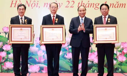 国家主席阮春福向优秀科学家颁发劳动英雄勋章和三等独立勋章