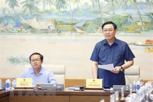 越南国会主席王庭惠与国防与安全委员会举行工作会议