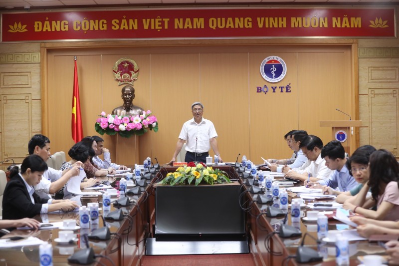 卫生部副部长、疫苗接种安全指导委员会主任阮长山在会议上发表讲话