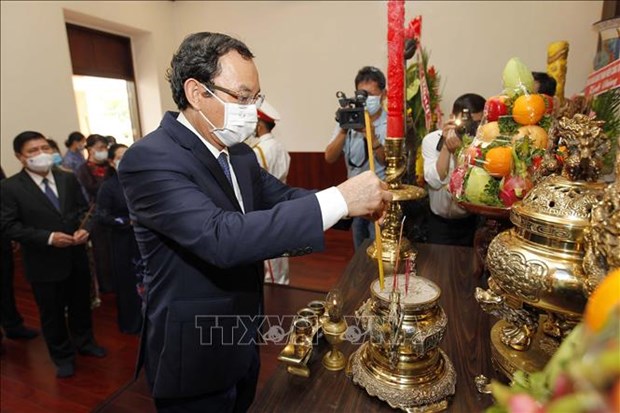 胡志明市市委书记阮文年敬香缅怀胡志明主席（图源：越通社）