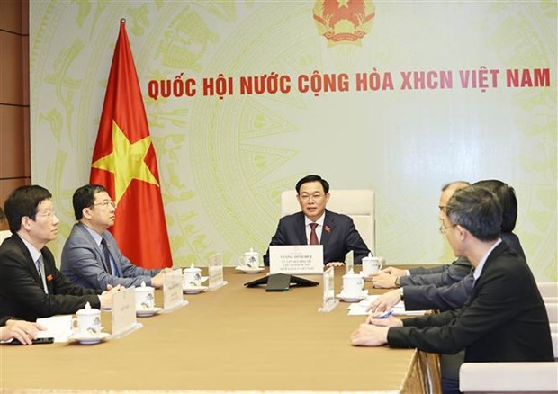 越南国会主席王廷惠与老挝国会主席赛宋蓬·丰威汉通电话（图源：越通社）
