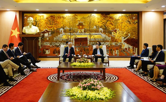 河内市人民委员会主席朱玉英（右）与法国驻越南大使尼古拉斯·沃纳里