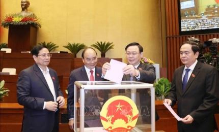 国会通过关于免去邓氏玉盛的国家副主席职务的决议
