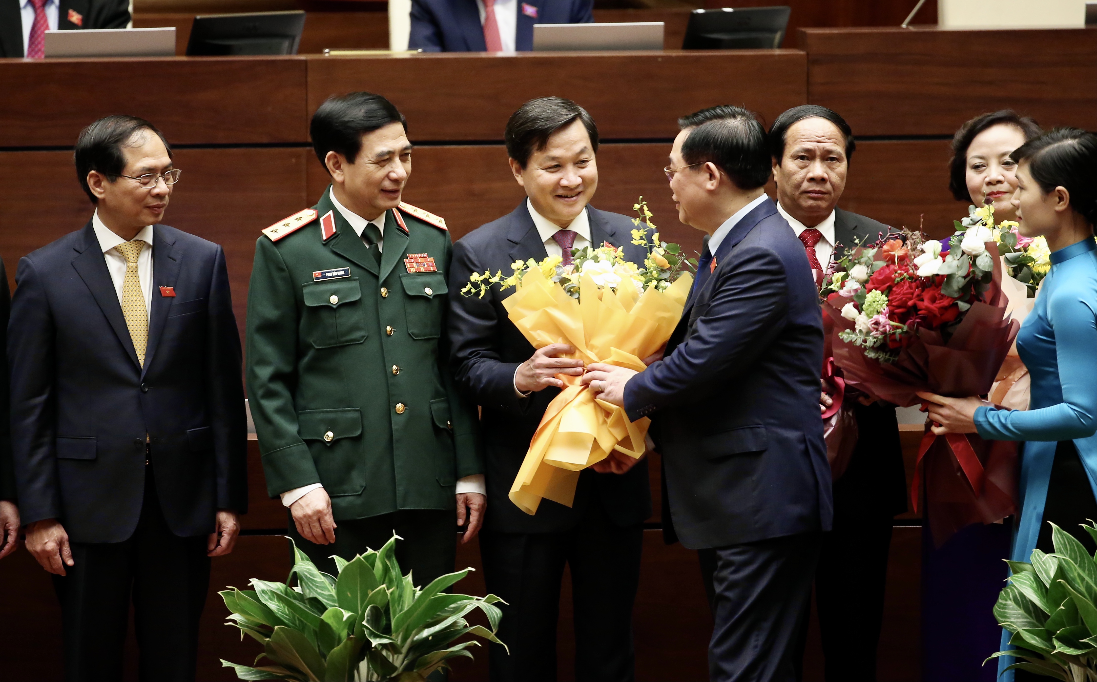 国会主席王廷惠向新任政府副总理黎明慨送鲜花表示祝贺（图源：政府门户网）