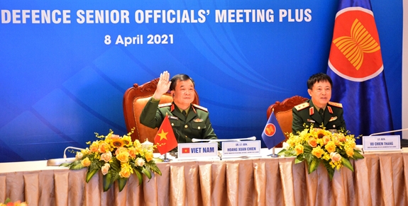 越共中央委员、国防部副部长黄春战上将（左）出席会议（图：人民军队报）
