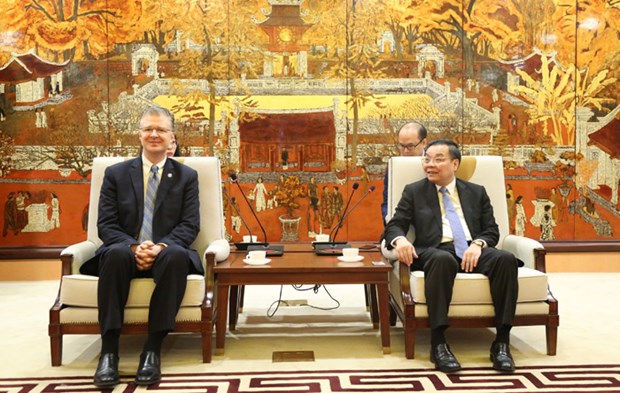 朱玉英同志（右）与丹尼尔•克里滕布林克大使
