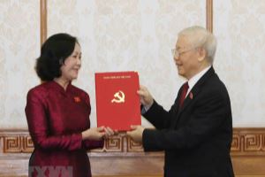 越共中央政治局向中央组织部部长和中央民运部部长颁发分工决定