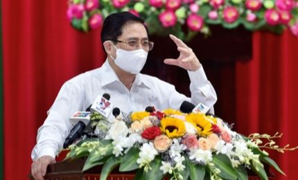 越南政府总理范明正在芹苴市开展选民接待活动