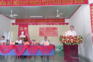 越共中央经济部部长陈俊英参加与庆和省选民见面会