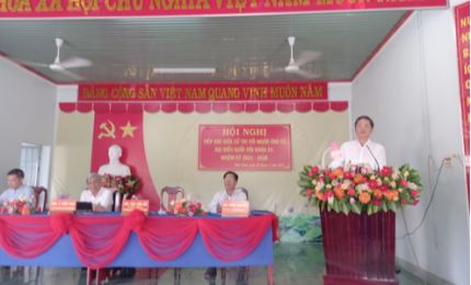 越共中央经济部部长陈俊英参加与庆和省选民见面会