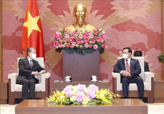 越南国会主席王廷惠（右）与中国驻越大使熊波（图源：越通社）