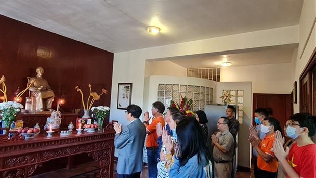黎辉煌大使与大使馆干部人员、各位专家和旅居莫桑比克越南人社群在胡伯伯供桌前上香
            （图源：越通社）