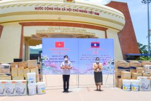 广治省向老挝沙湾拿吉和沙拉湾两省三个县捐赠防疫物资