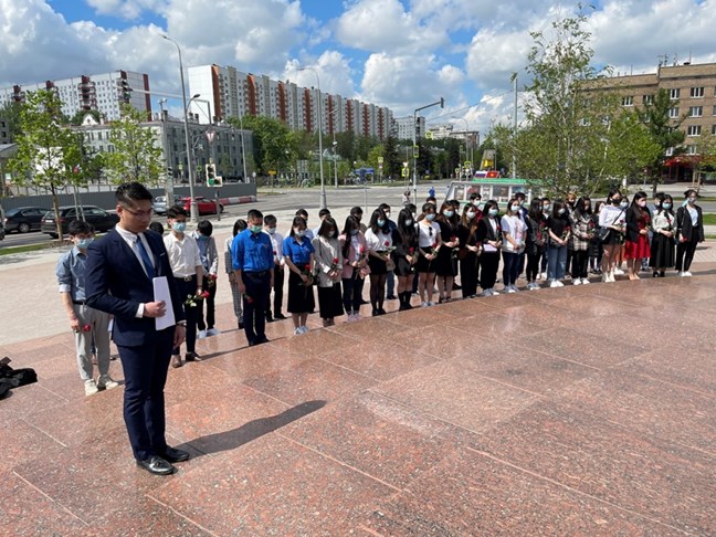 越南留学生在胡志明主席塑像前默哀一分钟