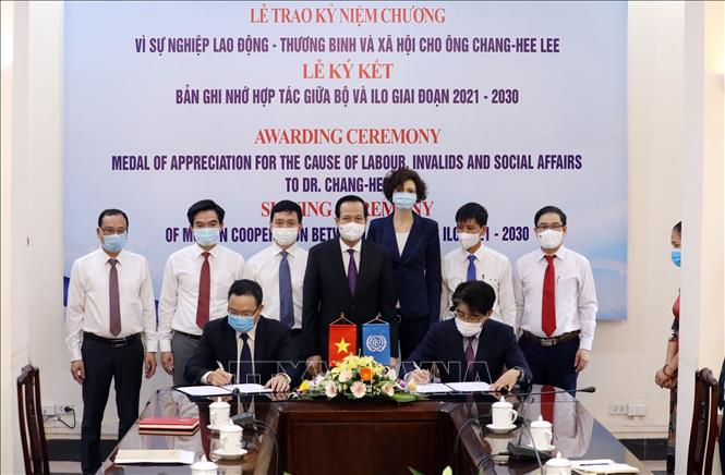 越南与国际劳工组织合作备忘录签字仪式（图：越通社）