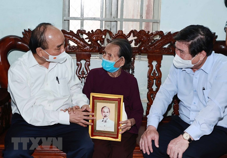 阮春福主席前往霍门县新泰山乡看望慰问越南英雄母亲杜氏妮，并向其赠送礼物