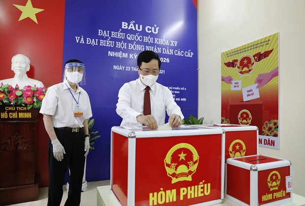 越南政府副总理范平明参加投票