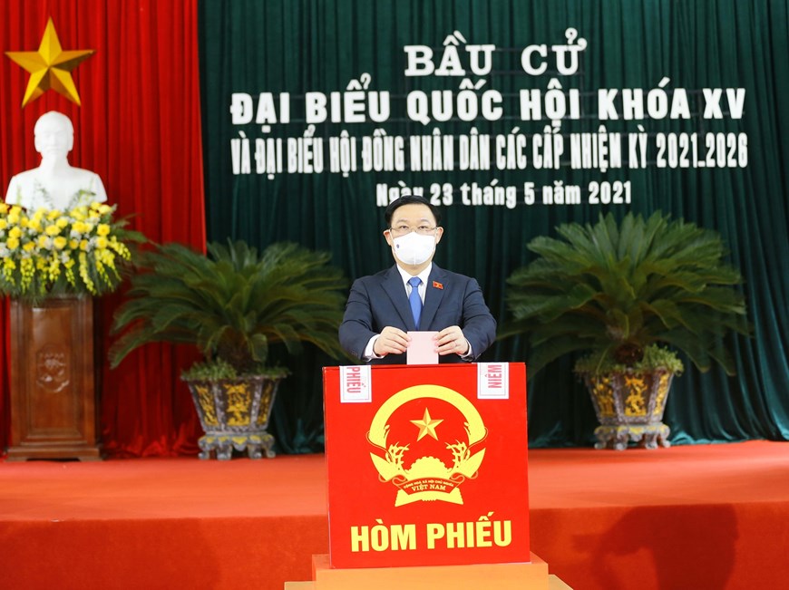 越南国会主席王廷惠在海防市安老县安老镇1号投票点进行投票