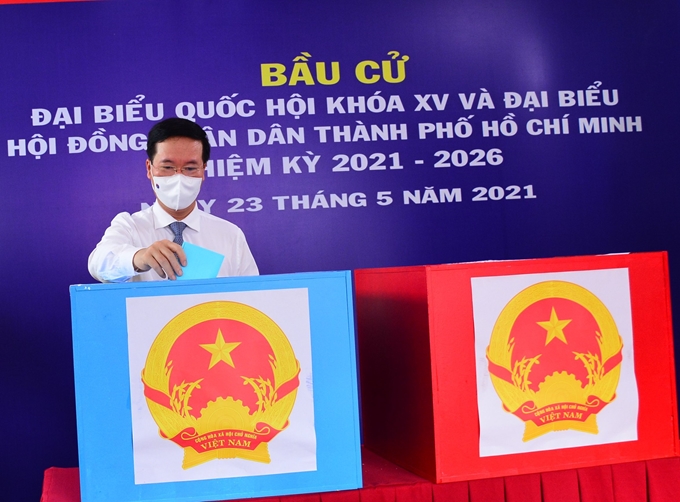 越共中央书记处常务书记武文赏在胡志明市参加投票