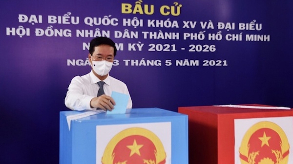 越共中央书记处常务书记武文赏在胡志明市参加投票