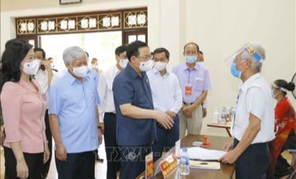 越南国会主席王廷惠视察多省市选举工作
