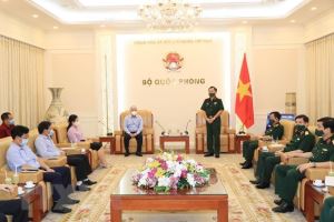 越南祖国阵线中央委员会向国防部移交545亿越盾的防疫经费