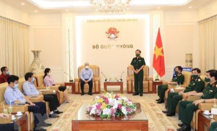 越南祖国阵线中央委员会向国防部移交545亿越盾的防疫经费