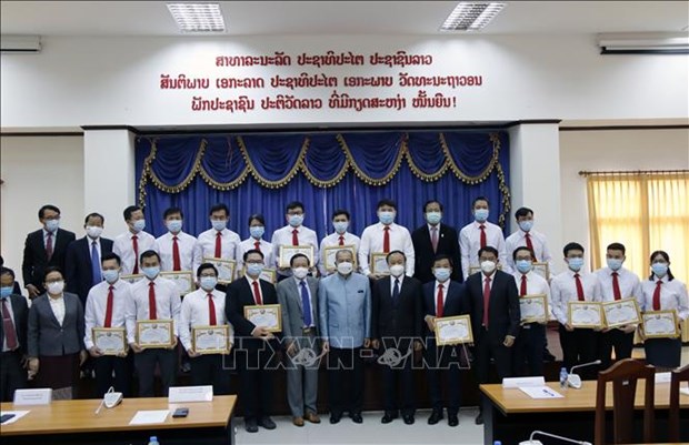 老挝卫生部向越南卫生专家颁发了奖状（图源：越通社）