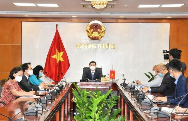 越南工贸部部长与日本经济再生大臣通电话