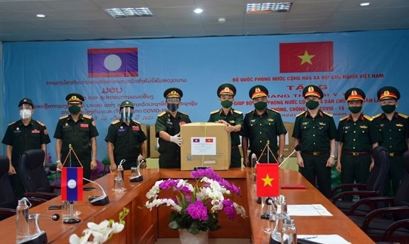 老挝接收越南国防部提供的医疗物资（图源：越南人民军报）