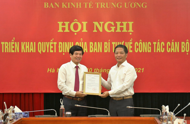 中央直属机关党委副书记杜玉安（左）被调任为中央经济部副部长（图源：政府网）