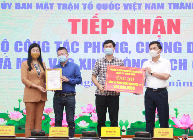 越南祖国阵线河内市委员会主席阮兰香接受各组织和个人为本市购买新冠疫苗和新冠疫情防控工作而募捐的善款