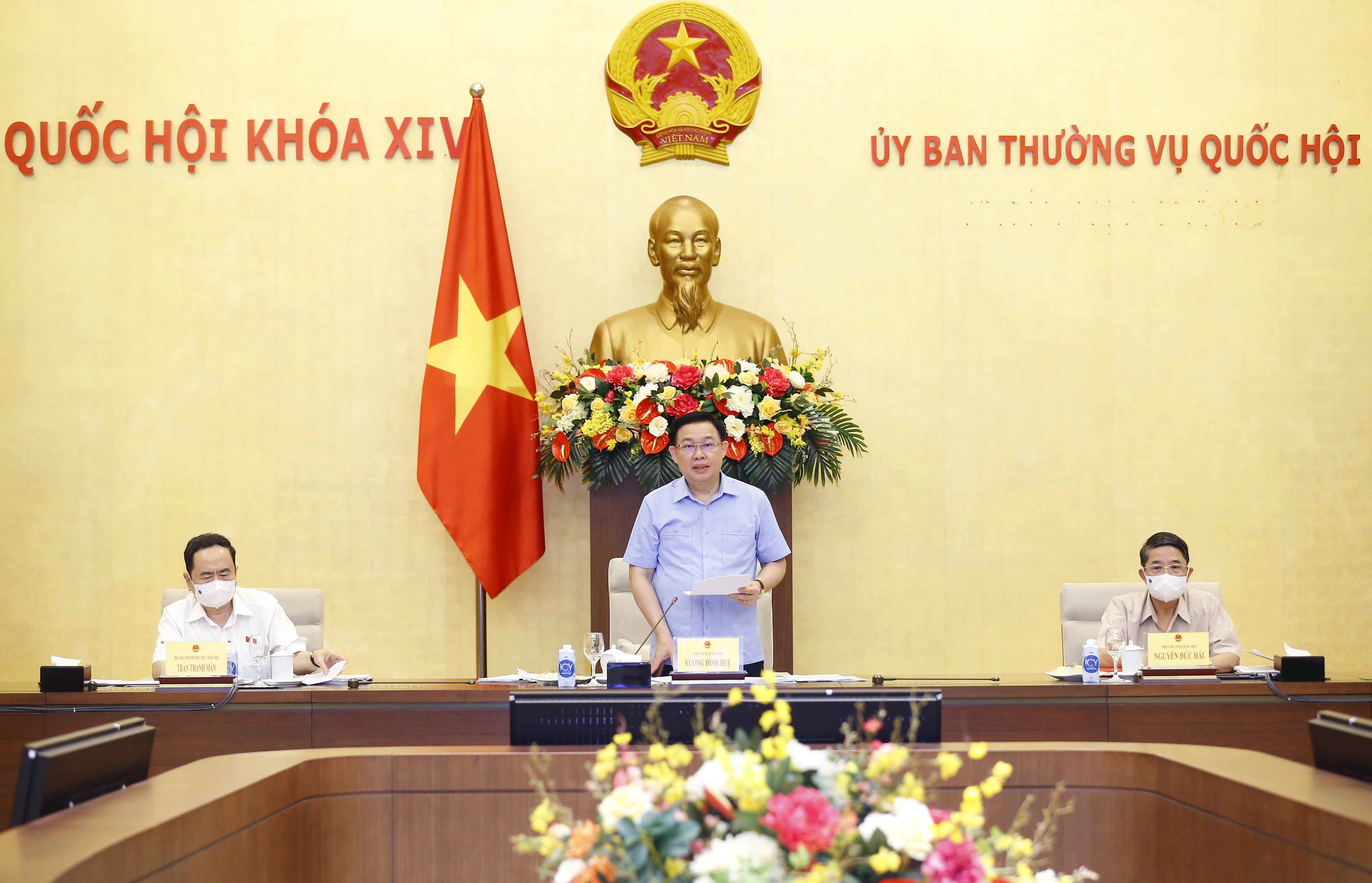 越南国会主席王廷惠在会议上发言