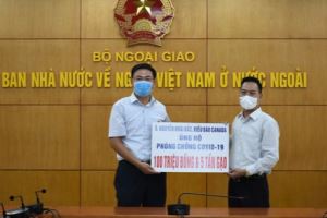 越南接收由旅外侨胞捐赠的防疫物资
