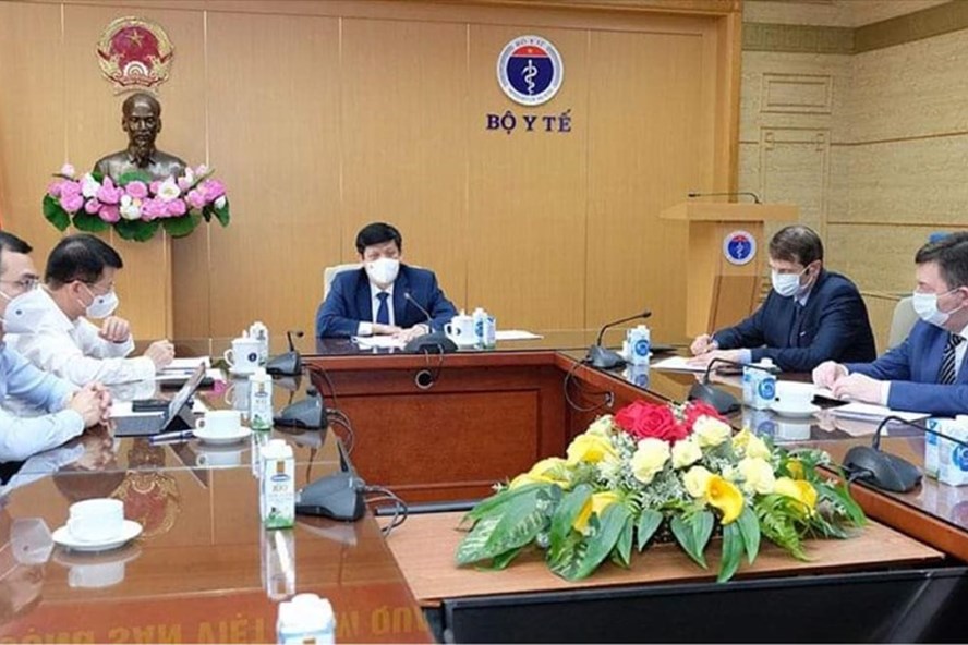 越南卫生部长阮青龙与俄罗斯直接投资基金会代表举行在线会议（图源：卫生部）